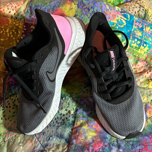 Women's like new Nike Revolution Gray and Pink Sneakers Sz 5 - Picture 1 of 8